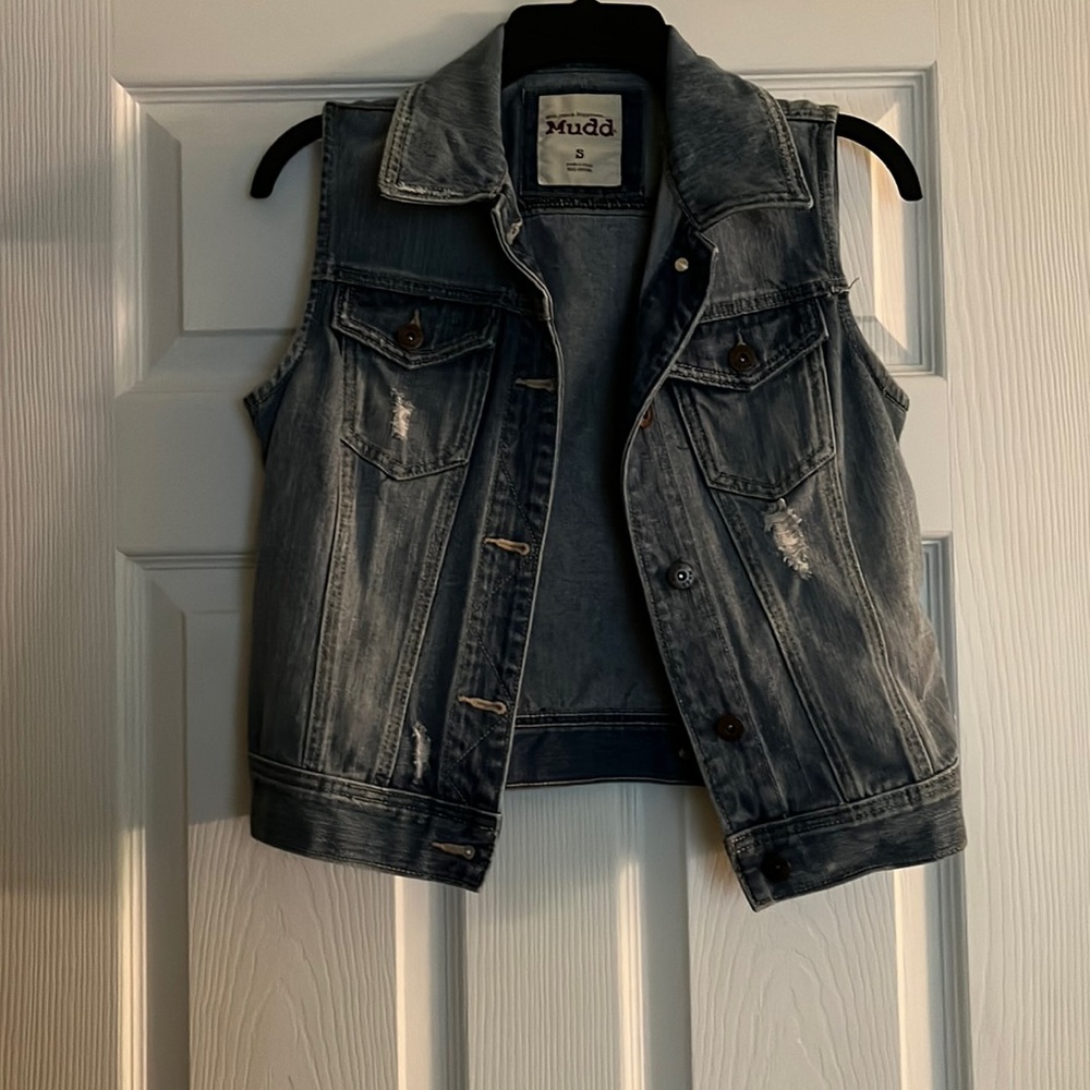 Sleeveless denim jacket